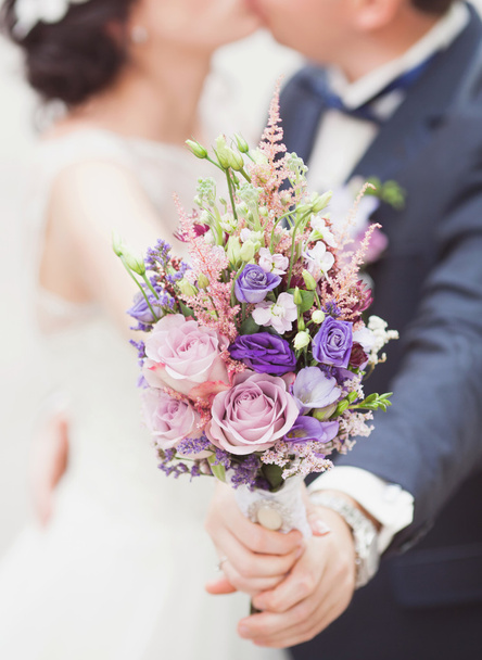 blue and white wedding bouquet in the hands of the bride - Zdjęcie, obraz