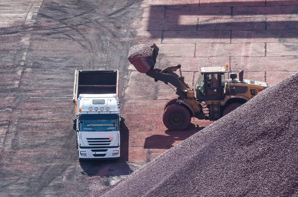Kamyon ve Whell Yükleyici - Mineral yükleme sahasında araçlar - Fotoğraf, Görsel