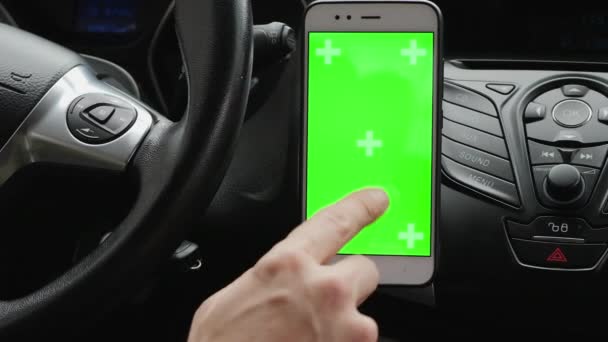 Utilisation d'un smartphone à écran vert sur le tableau de bord de la voiture - Séquence, vidéo