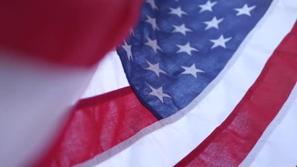 Pehmeä keskittyä lähikuva American Old Glory lippu vilkuttaa tuulessa. Tähdet ja raidat demokratia, isänmaallisuus, vapaus ja itsenäisyyspäivä symboli. Tähtilippu, kansallinen ylpeys ja vapauden ikoni - Materiaali, video
