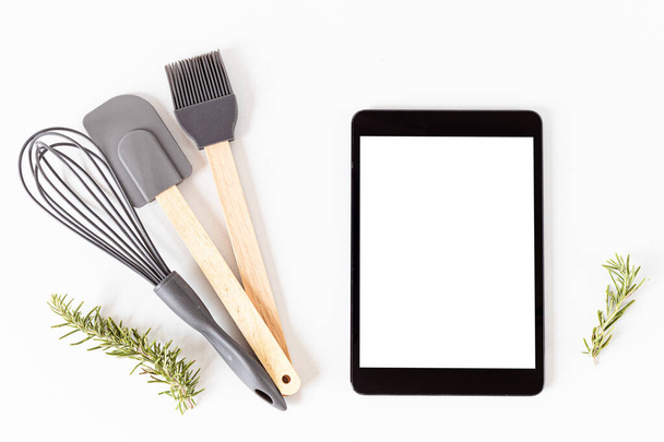 Tablet- und Geschirr-Attrappen. Online-Rezeptanwendung, Vorlage für Kochkurse. Ansicht von oben, Kopierraum - Foto, Bild