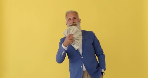 Rijke zakenman zwaaiende fan van contante dollarbiljetten - Video