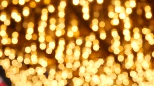 Rozproszone stare lampy elektryczne świecące w nocy. Abstrakcyjne zbliżenie zamazanej dekoracji kasyna retro, Las Vegas USA. Oświetlone vintage stylu żarówki błyszczące na ulicy Freemont - Materiał filmowy, wideo