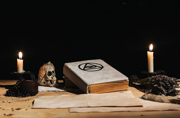 Оккультный ритуал белой магии с использованием гримуара, старой книги, свечей - Фото, изображение