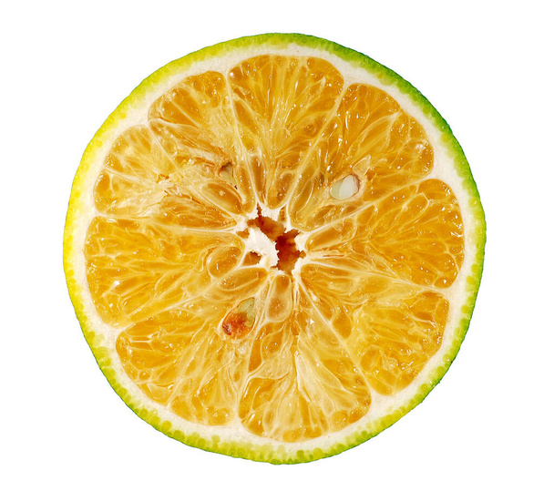 Calamansi vagy zöld narancs gyümölcs izolált fehér alapon - Fotó, kép