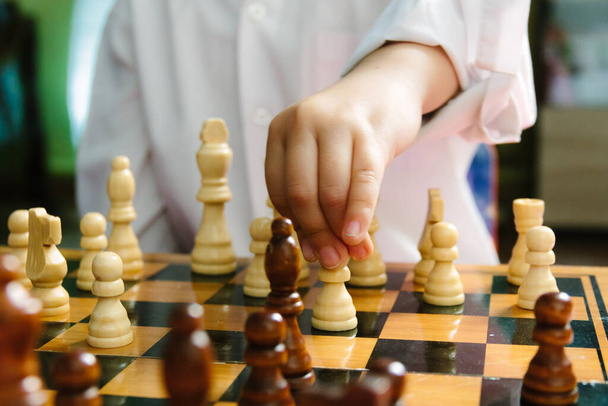 チェスゲーム中に子供の手を閉じる - 写真・画像