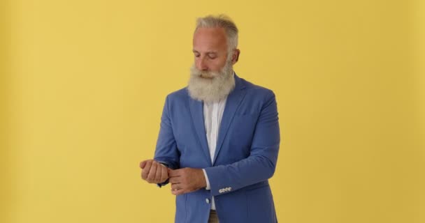 Senior man adjusting wrist cuff - Záběry, video