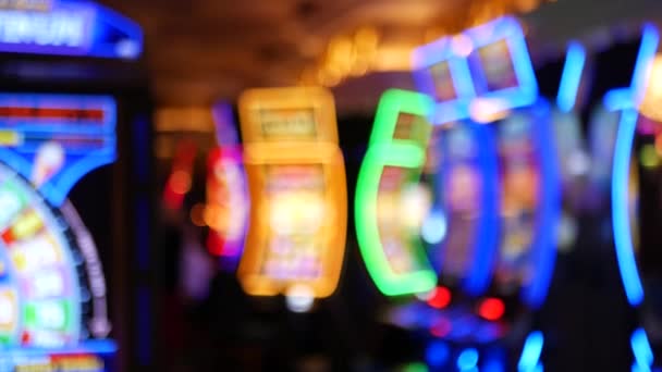 Defocused κουλοχέρηδες λάμψη στο καζίνο στην υπέροχη Las Vegas Strip, ΗΠΑ. Θολή κουλοχέρηδες τζακ ποτ τυχερών παιχνιδιών στο ξενοδοχείο κοντά στην οδό Fremont. Φωτισμένη μηχανή φρούτων νέον για το παιχνίδι με επισφαλή χρήματα και στοιχήματα - Πλάνα, βίντεο