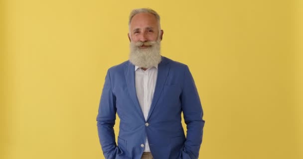 Ανώτερος επιχειρηματίας στροβιλίζεται μουστάκι του - Πλάνα, βίντεο