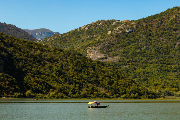 Skadar Lake kansallispuisto, liljat ja liljat vedessä, valoisa aurinkoinen päivä ja kauniit maisemat vuoret, veneretki, Montenegron luonto ja linnut, matkailu ja matkailu - Valokuva, kuva