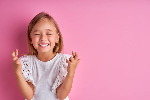 cheerful emotional girl keep fingers together, smile - Фото, изображение
