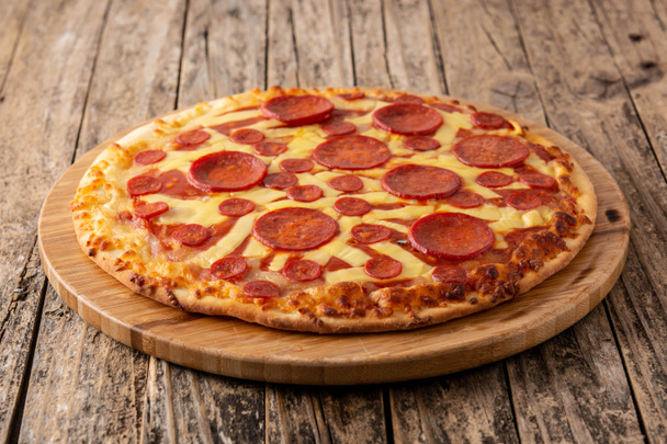 Pizza salame piccante italiana sul tavolo di legno - Foto, immagini