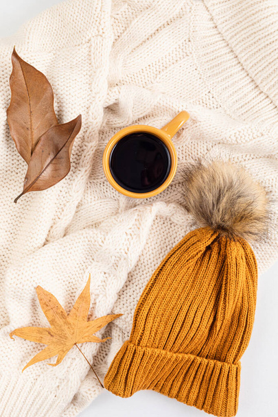 Autumn flat lay composition. Warm comfort sweater, coffee. Autumn, fall, slow living concept. Top view, copy space - Valokuva, kuva