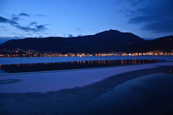 半凍った湖の夜のシーン  - 写真・画像