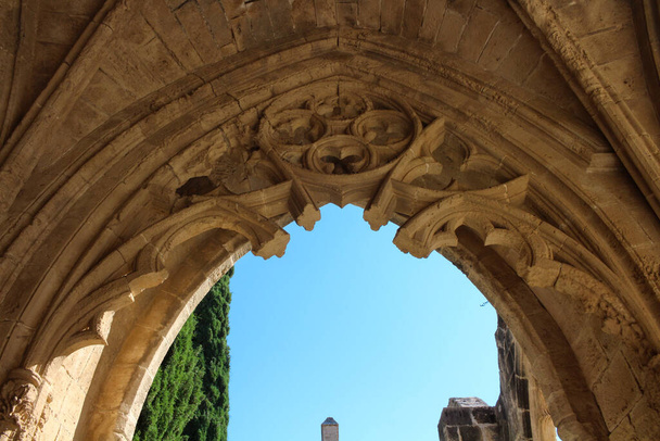 Uitzicht vanuit de Boog van Bellapais Abdij naar de hemel. Witte abdij, de abdij van de mooie wereld. Kyrenia. Cyprus. - Foto, afbeelding