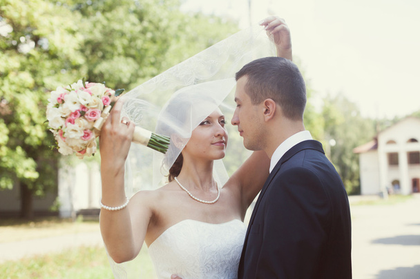 Braut bedeckt Schleier ihren Schleier bedeckt - Foto, Bild
