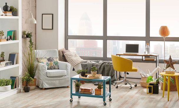 Sala de estar estilo interior, vista da cidade fundo, poltrona mesa de trabalho e laptop, estilo de mesa de café do meio. - Foto, Imagem