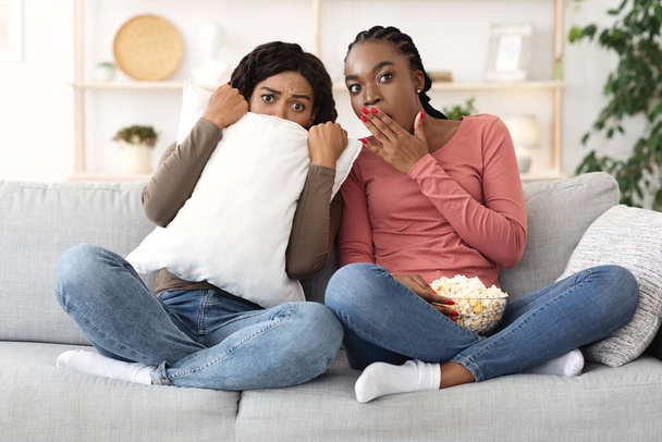 Asustadas chicas negras viendo terror juntas en casa - Foto, imagen