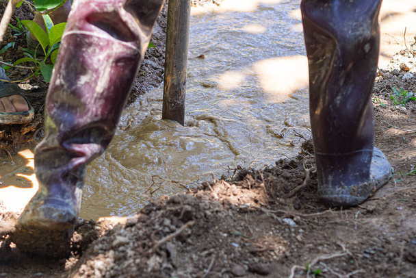 Close-up van arbeiders die grondwater boren totdat ze water hebben gevonden. Grondwater lost watertekorten op. Los de droogte op - Foto, afbeelding