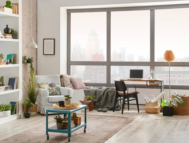 Moderní nový styl obývacího pokoje koncept, křeslo střední a pracovní dřevěný stůl, domácí design. - Fotografie, Obrázek