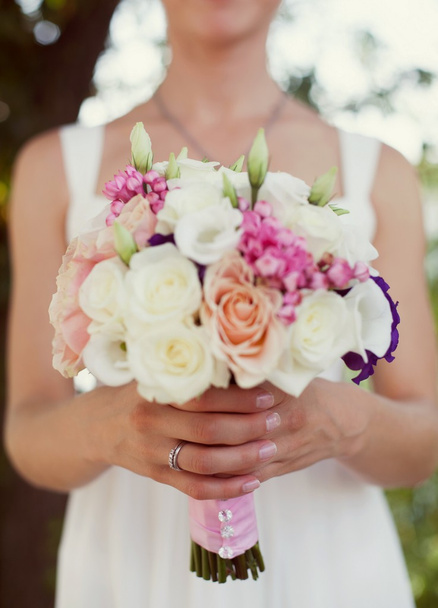 Bride holding  weeding bouquet - Foto, Imagem