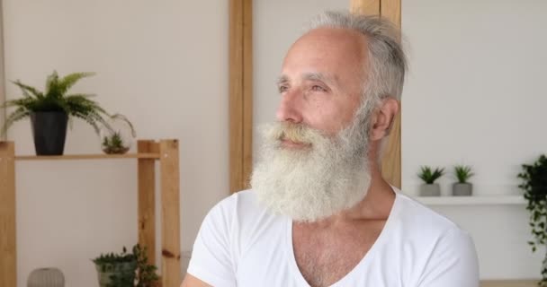 Nachdenklicher alter Mann zu Hause - Filmmaterial, Video