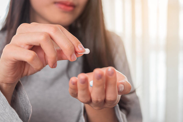 Közelkép nő kéz figyelembe tabletta után orvosi rendelés. - Fotó, kép