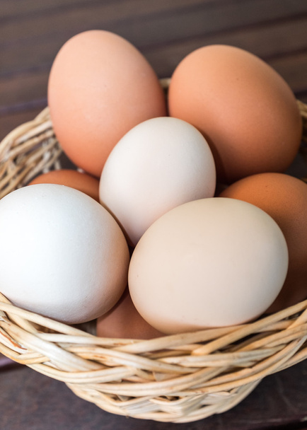кошик зі свіжих яєць
 - Фото, зображення
