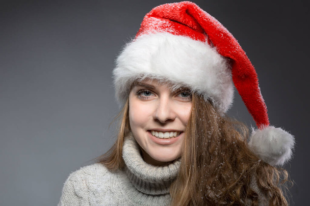Weihnachtsmädchen mit Weihnachtsmann-Hut und Rollkragen  - Foto, Bild