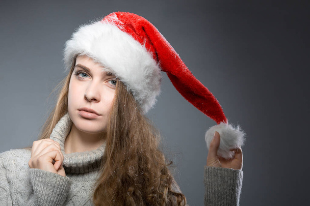Natale ragazza con cappello Babbo Natale indossa un dolcevita  - Foto, immagini