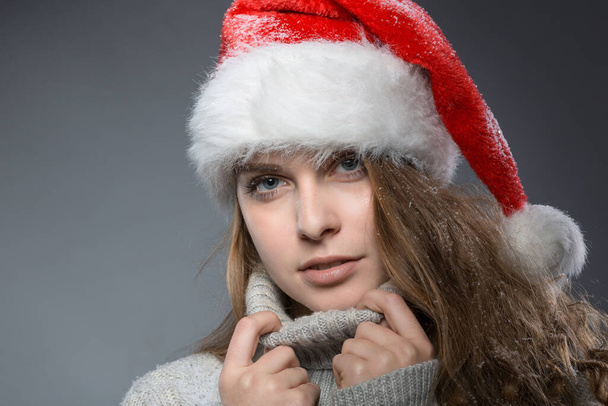 christmas girl with santa claus hat wearing a turtleneck  - Valokuva, kuva