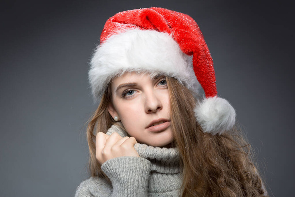 menina natal com chapéu de Papai Noel vestindo uma gola alta  - Foto, Imagem