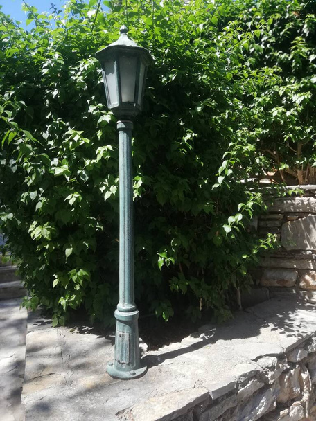 lámpara de calle vista frontal en jardín  - Foto, Imagen