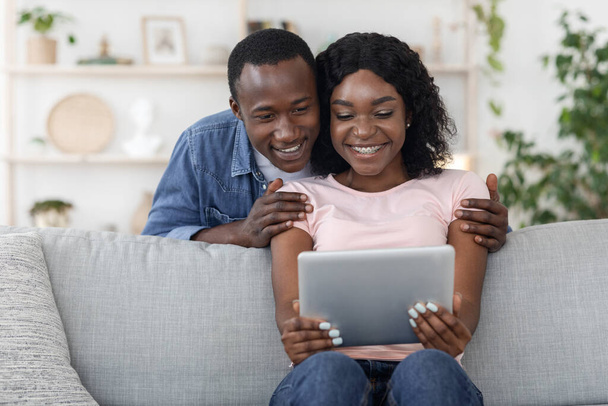 Amantes felizes usando tablet digital, verificando nova aplicação - Foto, Imagem