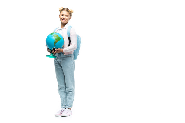Colegial con mochila sosteniendo globo sobre fondo blanco - Foto, Imagen