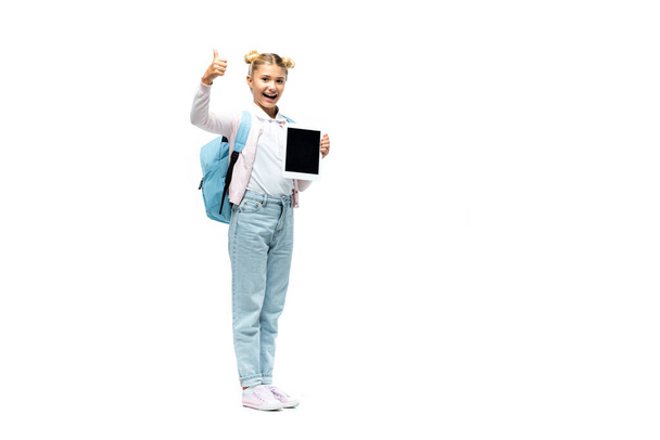 Iskoláslány gazdaság digitális tabletta és mutatja, mint a gesztus fehér háttér - Fotó, kép