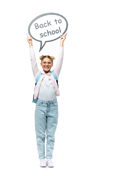 Chica en gafas con mochila sosteniendo la burbuja del habla con letras de vuelta a la escuela sobre fondo blanco - Foto, imagen