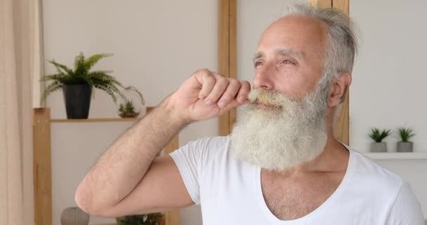 Älterer Mann wirbelt seinen Schnurrbart - Filmmaterial, Video