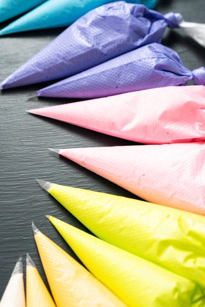 Variété de couleurs de glaçage royal dans des sacs de tuyauterie en plastique
. - Photo, image