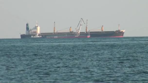φορτηγό πλοίο που επιπλέουν στη θάλασσα - Πλάνα, βίντεο