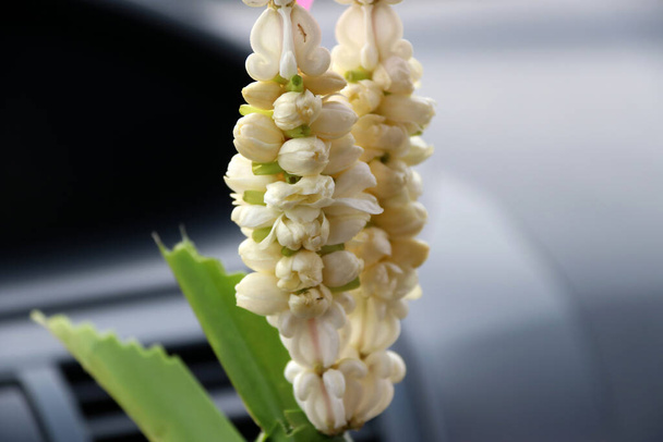 ghirlanda di fiori contiene di fiore corona e gelsomino appeso in macchina. Fortunatamente per un viaggio sicuro e buona fortuna. - Foto, immagini