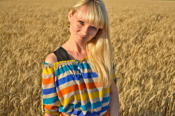 Beautiful, sexy young woman in a wheat field. - Фото, зображення