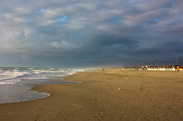 δίπλα στη θάλασσα στην αμμώδη παραλία ιταλικής παραλιακής εγκατάστασης στη Βερσιλιά της Τοσκάνης - Φωτογραφία, εικόνα