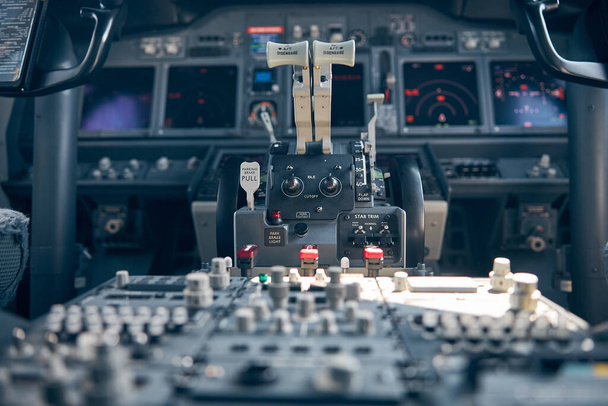 Palancas de empuje en cabina o cabina de piloto del avión - Foto, imagen