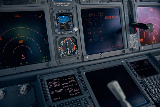 Αεροπλάνο πιλοτήριο με οθόνες πτήσης, διακόπτες και κουμπιά - Φωτογραφία, εικόνα
