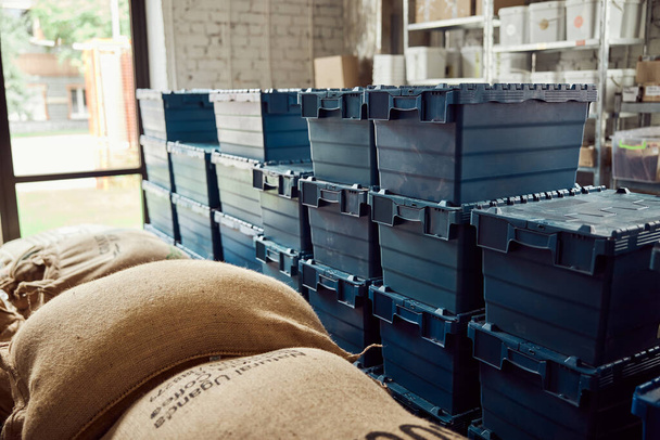 Cajas de almacenamiento con tapas y bolsas con granos de café - Foto, Imagen