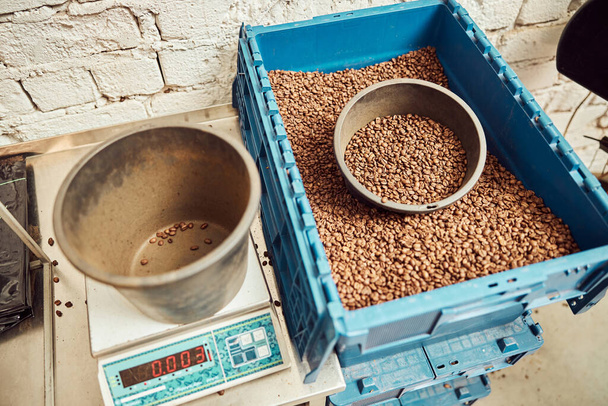 Roasted coffee beans in plastic crate and scales - Foto, Imagem