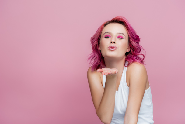 fiatal nő színes haj fúj csók elszigetelt rózsaszín - Fotó, kép