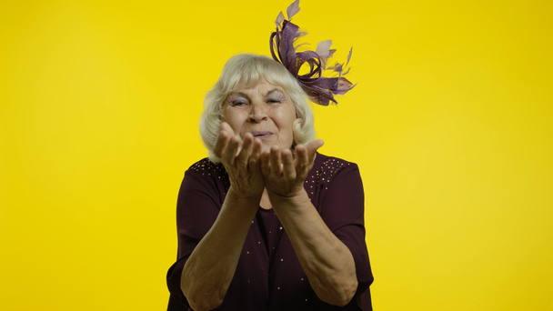Щаслива старша жінка, що відправляє повітряні мухи поцілунки на камеру, демонструючи любов, романтичні емоції
 - Фото, зображення