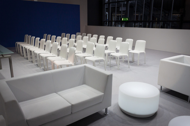 Cadeiras brancas vazias no Bit 2014, intercâmbio turístico internacional em Milão, Itália
 - Foto, Imagem
